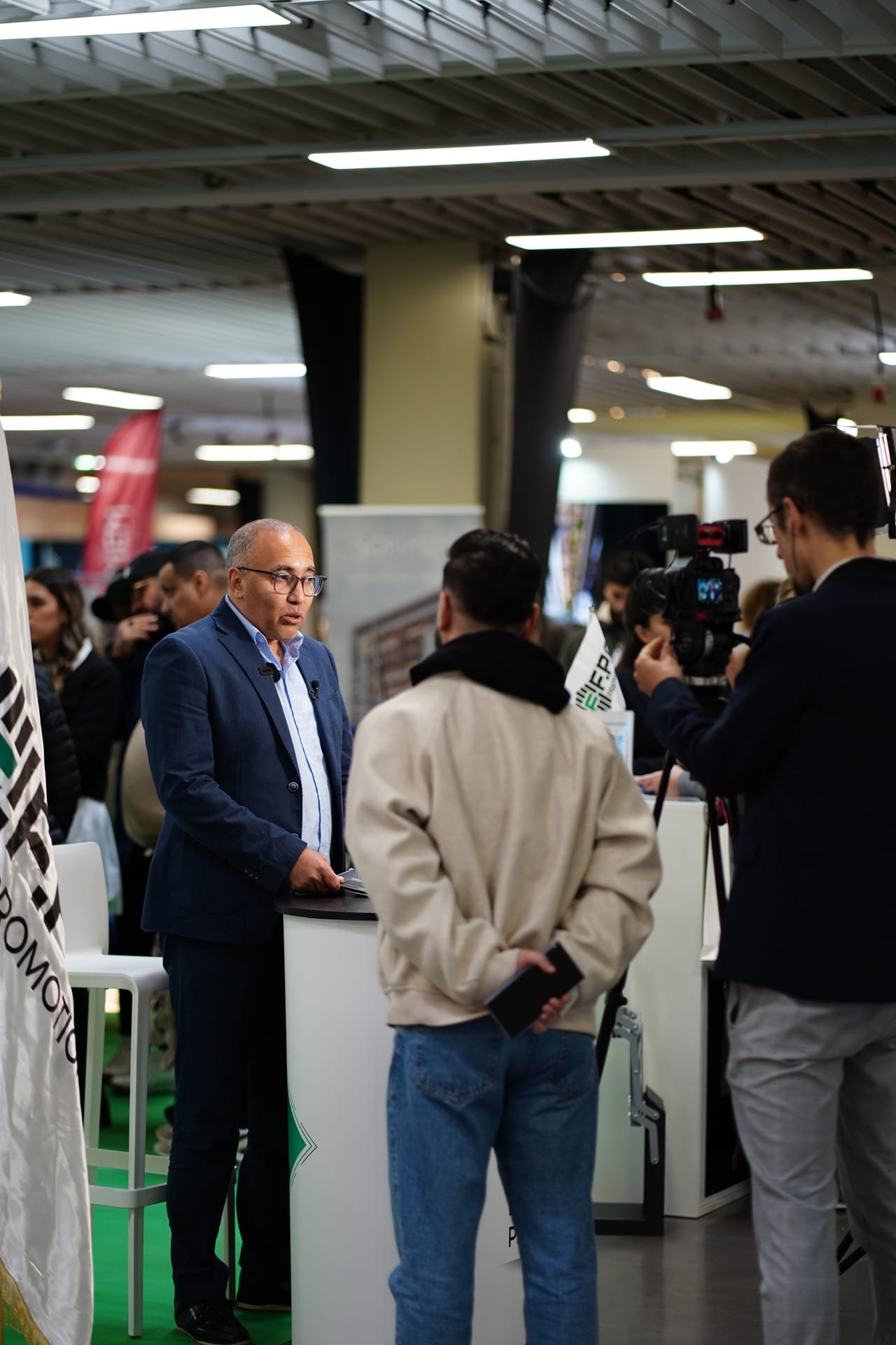 L'équipe FPO Promotion en interview sur son stand lors du salon SINA Paris 2025